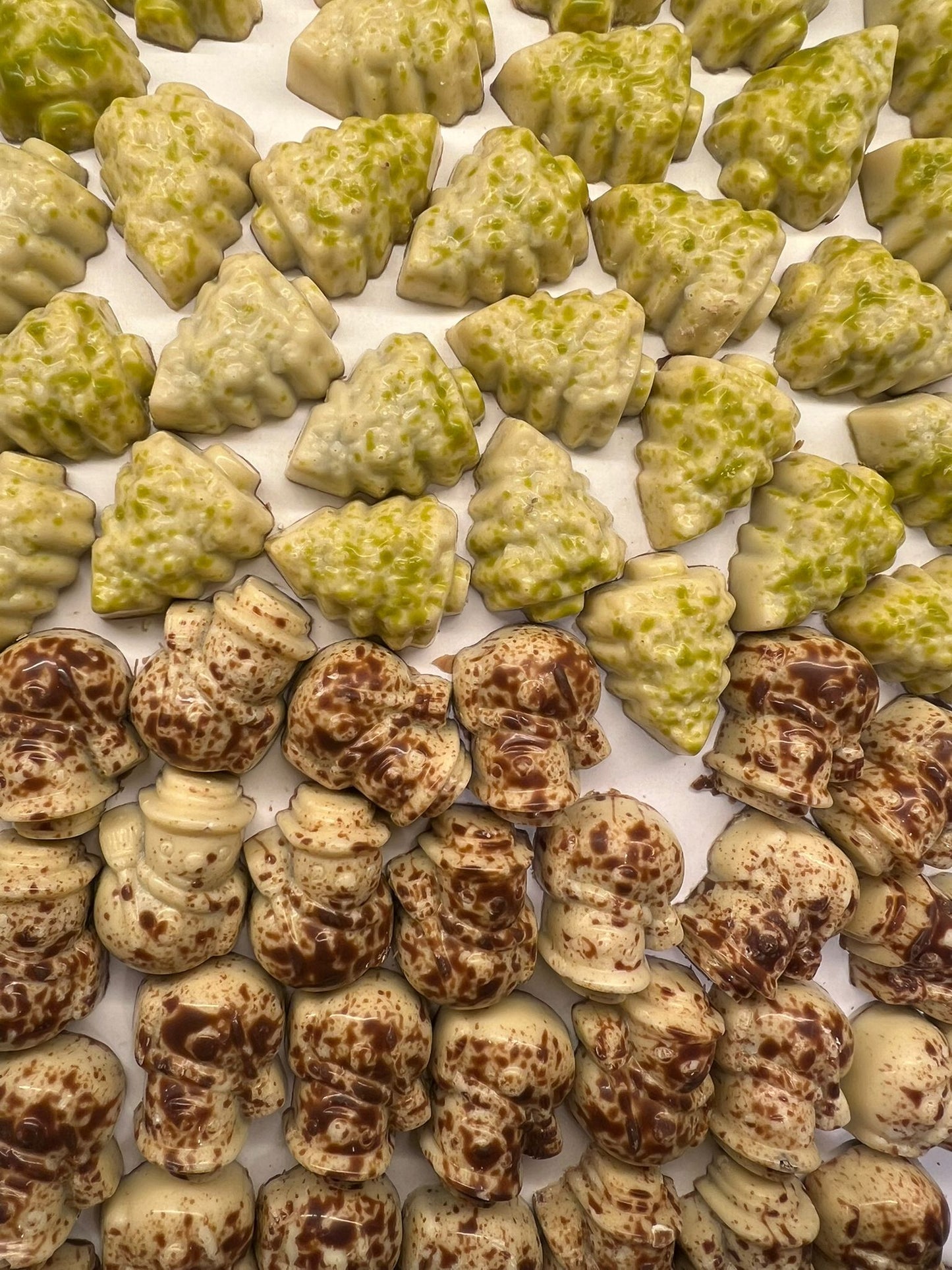 Chocolade sneeuwpopjes en kerstboompjes met pralinévulling, feestelijke winterse chocoladefiguurtjes