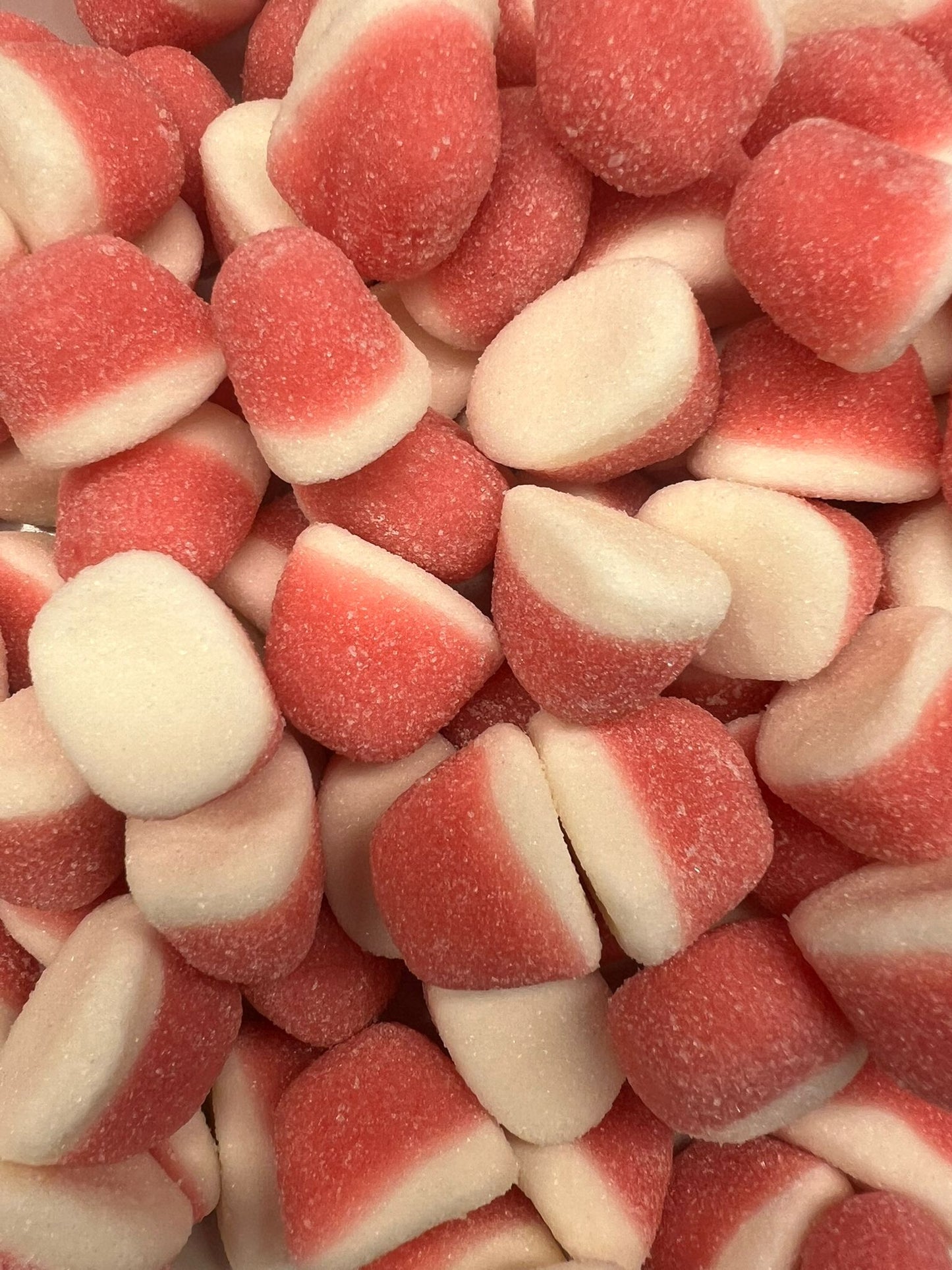 Damel Aardbei Kusjes - Zachte schuimsnoepjes met verse aardbeiensmaak, gesuikerde nopjes, 125 gram