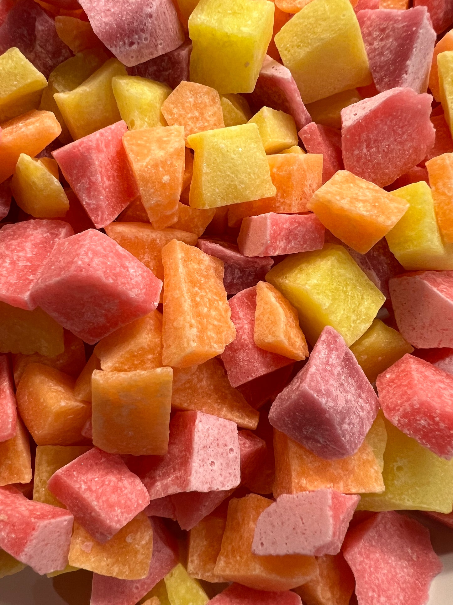 Hakhoning fruitmix met aardbei, citroen en sinaasappel in glazen pot - ambachtelijk eeuwenoud product