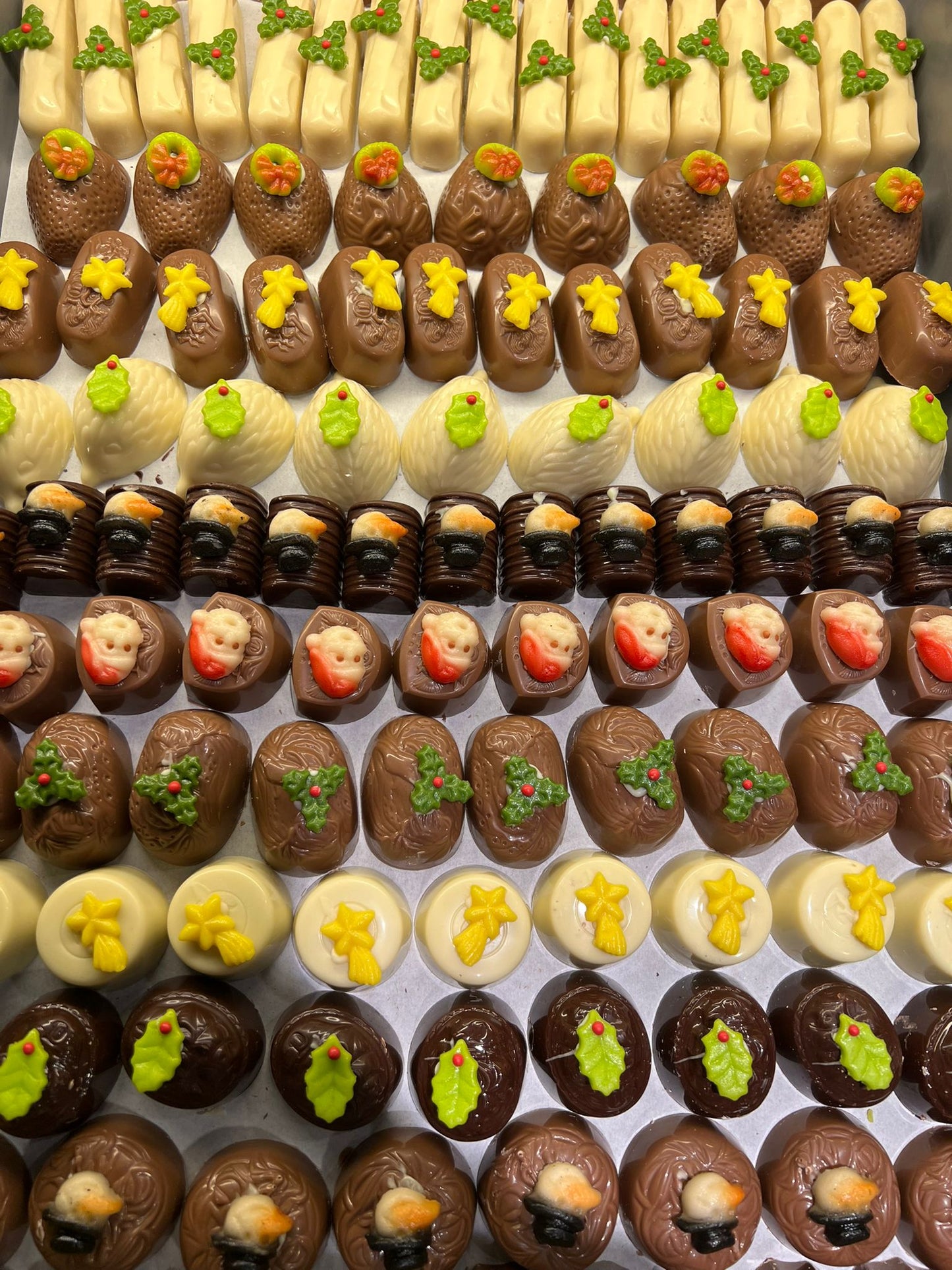 Kerst bonbons met romige fondantvulling, ambachtelijk gemaakt en feestelijk versierd