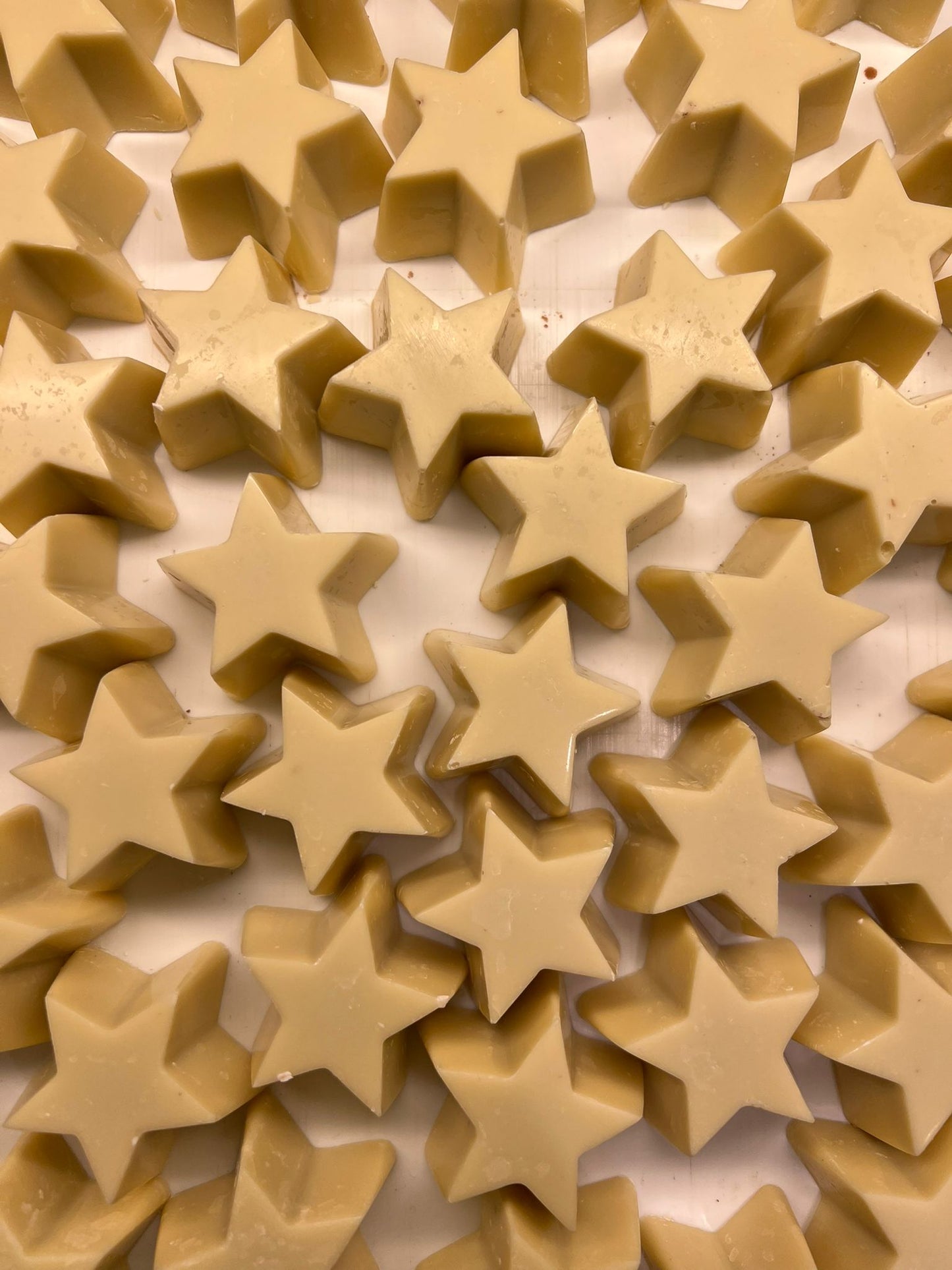 Kerststerren van witte chocolade met romige vulling, feestelijke chocoladesterren perfect voor de kerstdagen