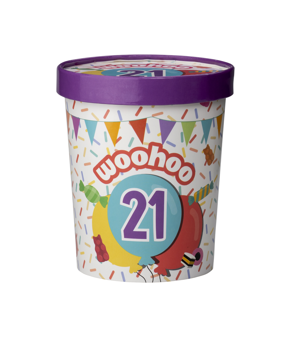 Candy Bucket 21 jaar met paars deksel, ballonnen, vlaggetjes en de tekst ‘Woohoo 21’.