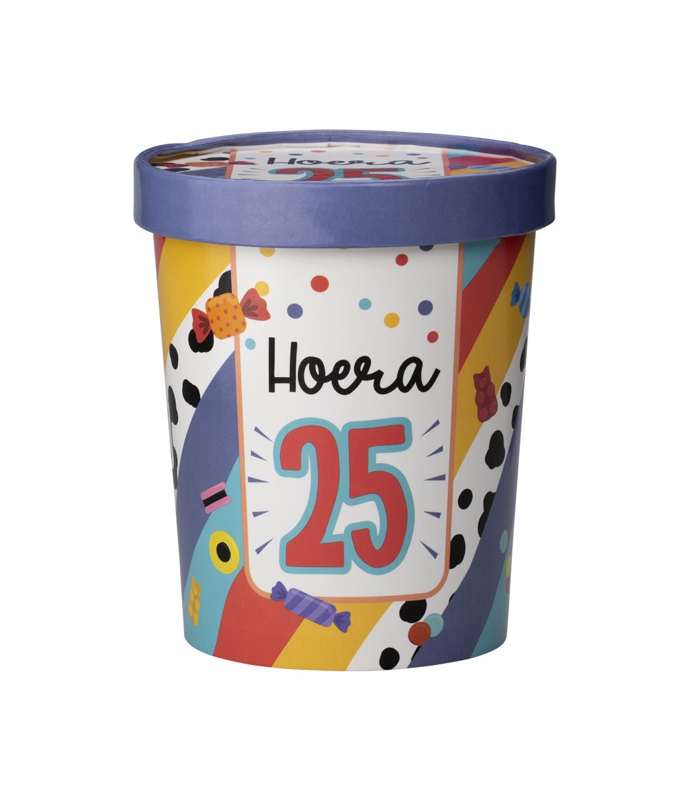 Candy Bucket 25 jaar met blauwpaars deksel, kleurrijke strepen en de tekst ‘Hoera 25’.

