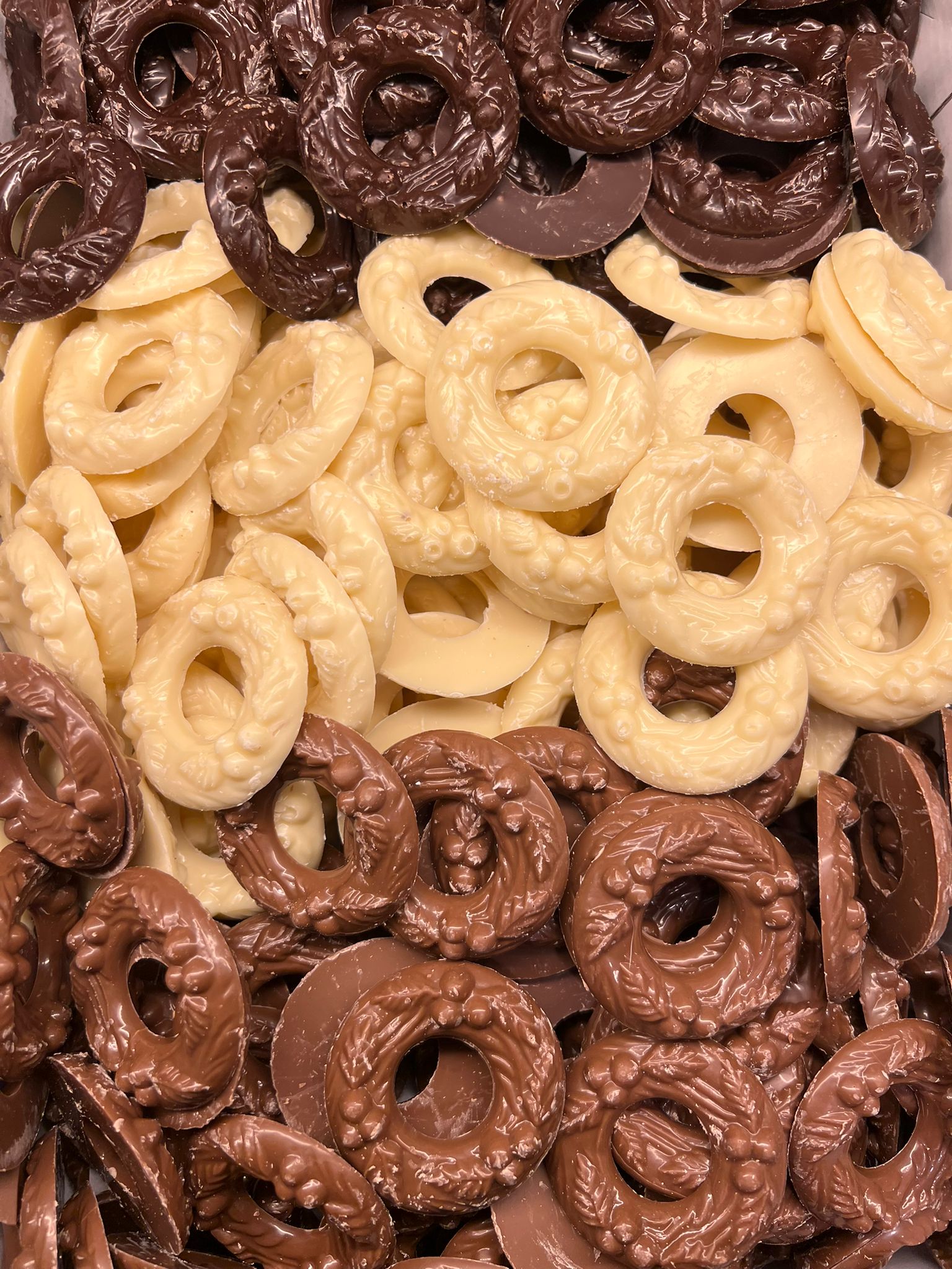 "Chocolade kerstkransjes verkrijgbaar in melk, wit en pure chocolade