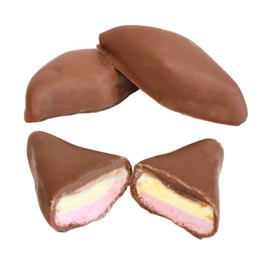 Spekjes omhuld met melkchocolade, met een doorgesneden spekje dat de roze en witte binnenkant laat zien.