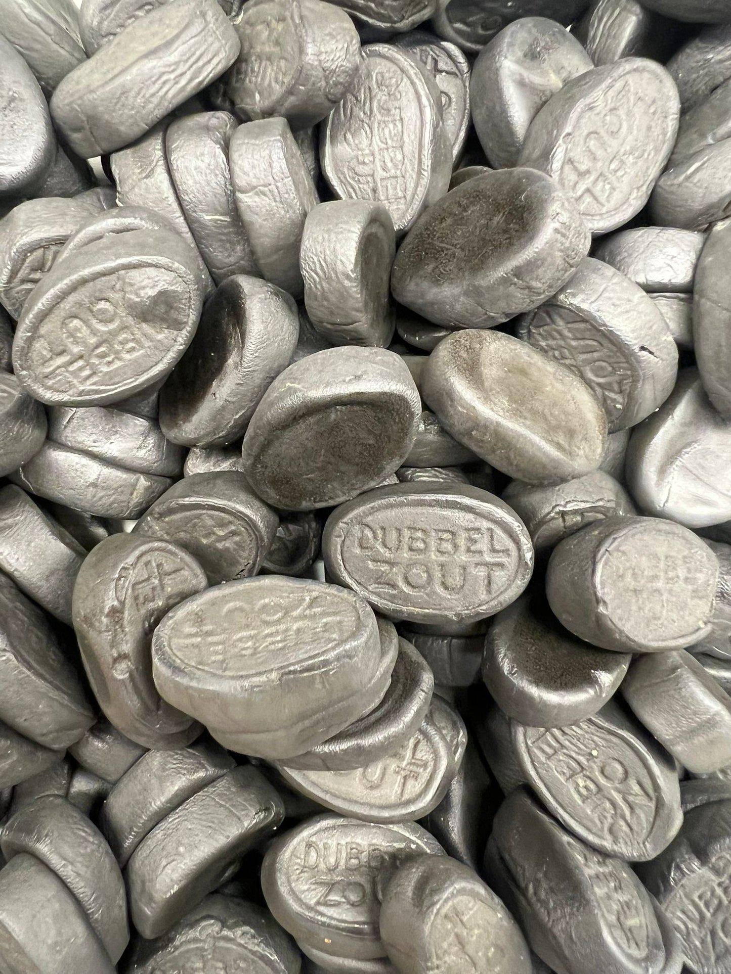 Dubbel Zout Ovaal van Matthijs - extra zoute Nederlandse drop met salmiakzout en intense salmiaksmaak

