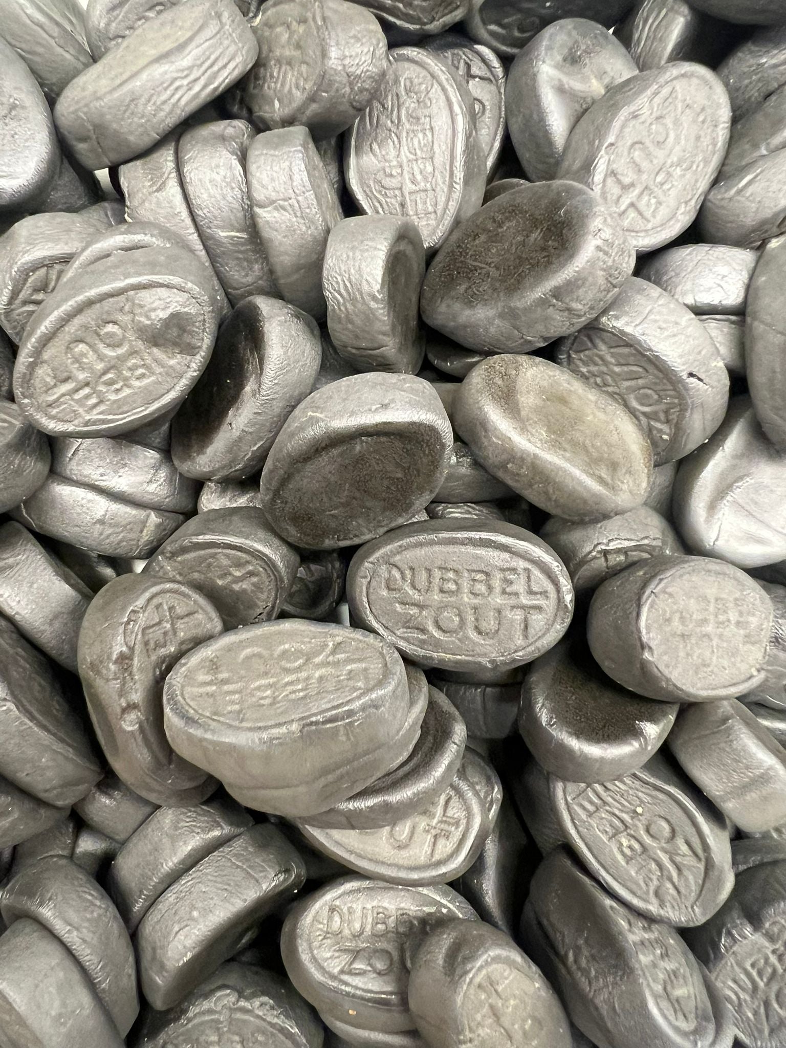 Dubbel Zout Ovaal van Matthijs - extra zoute Nederlandse drop met salmiakzout en intense salmiaksmaak

