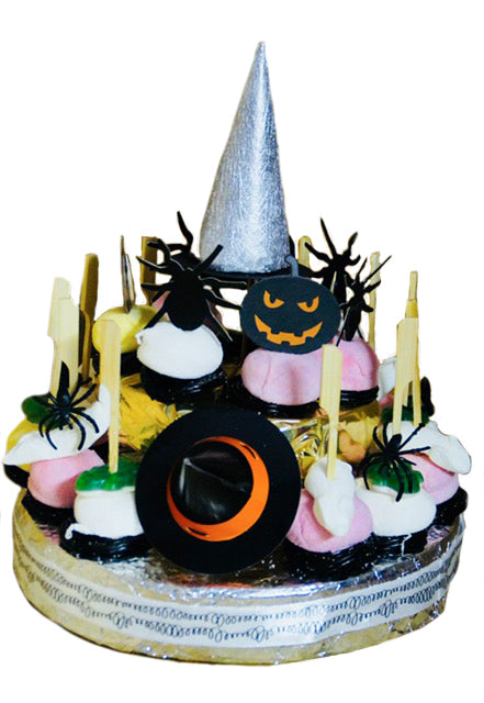 Feestelijke Halloween snoeptaart gemaakt van griezelige snoep, perfect cadeau voor halloweenfeest of trick-or-treat