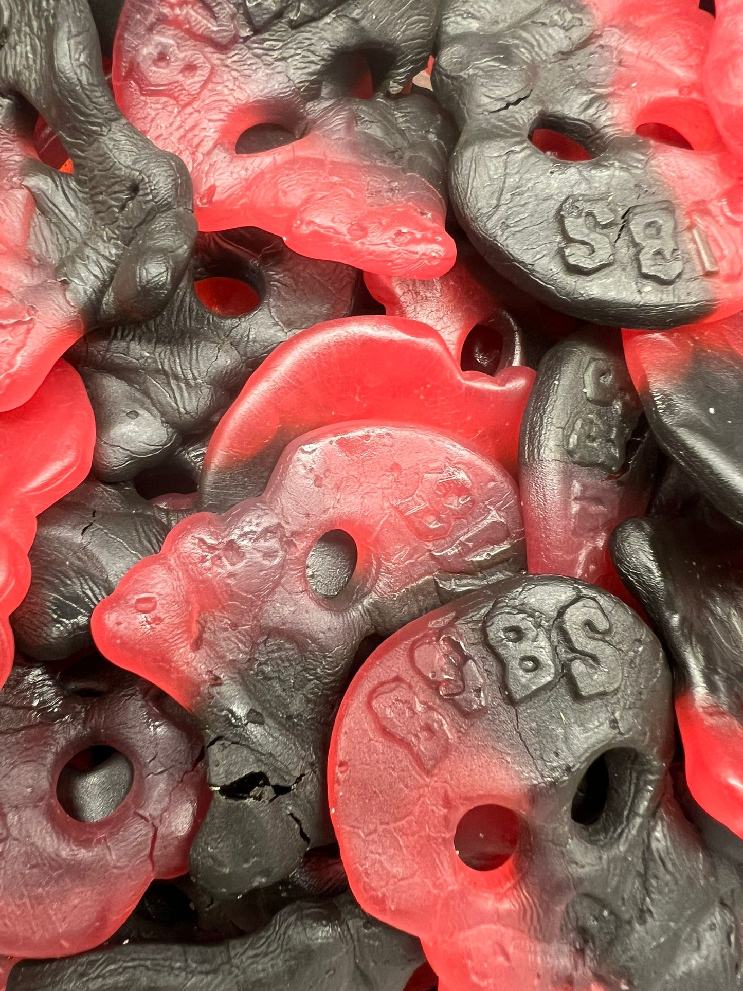 Framboos Drop Skulls van Bubs - Grote schedelvormige snoepjes met framboos en drop smaak, 6cm, vegan
