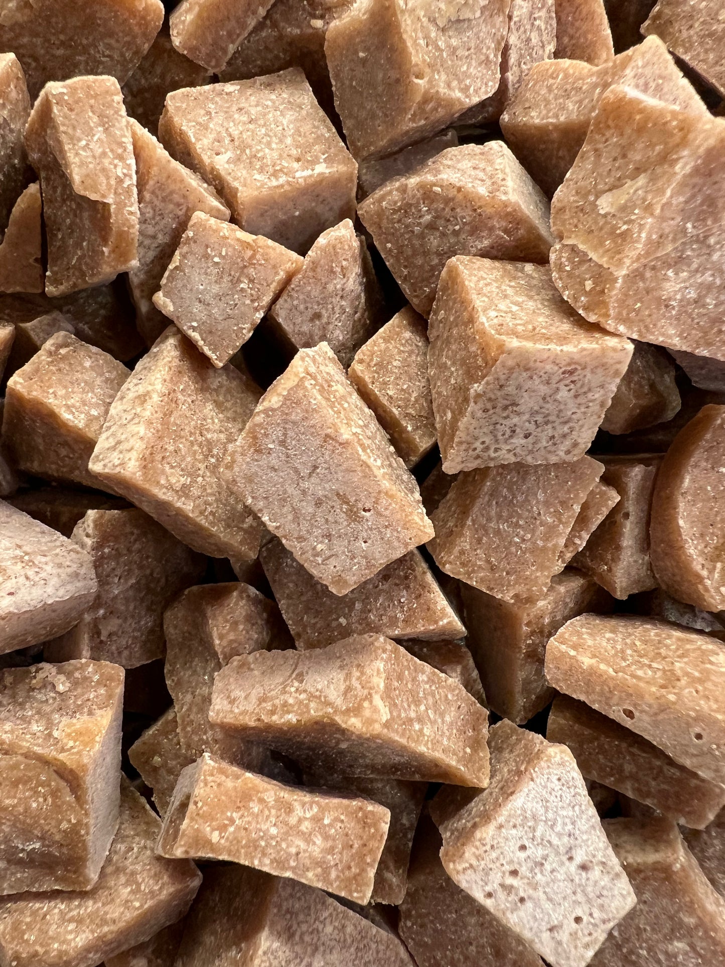 Hakhoning met kaneel - ambachtelijk ouderwets snoepje met warme kruidige smaak
