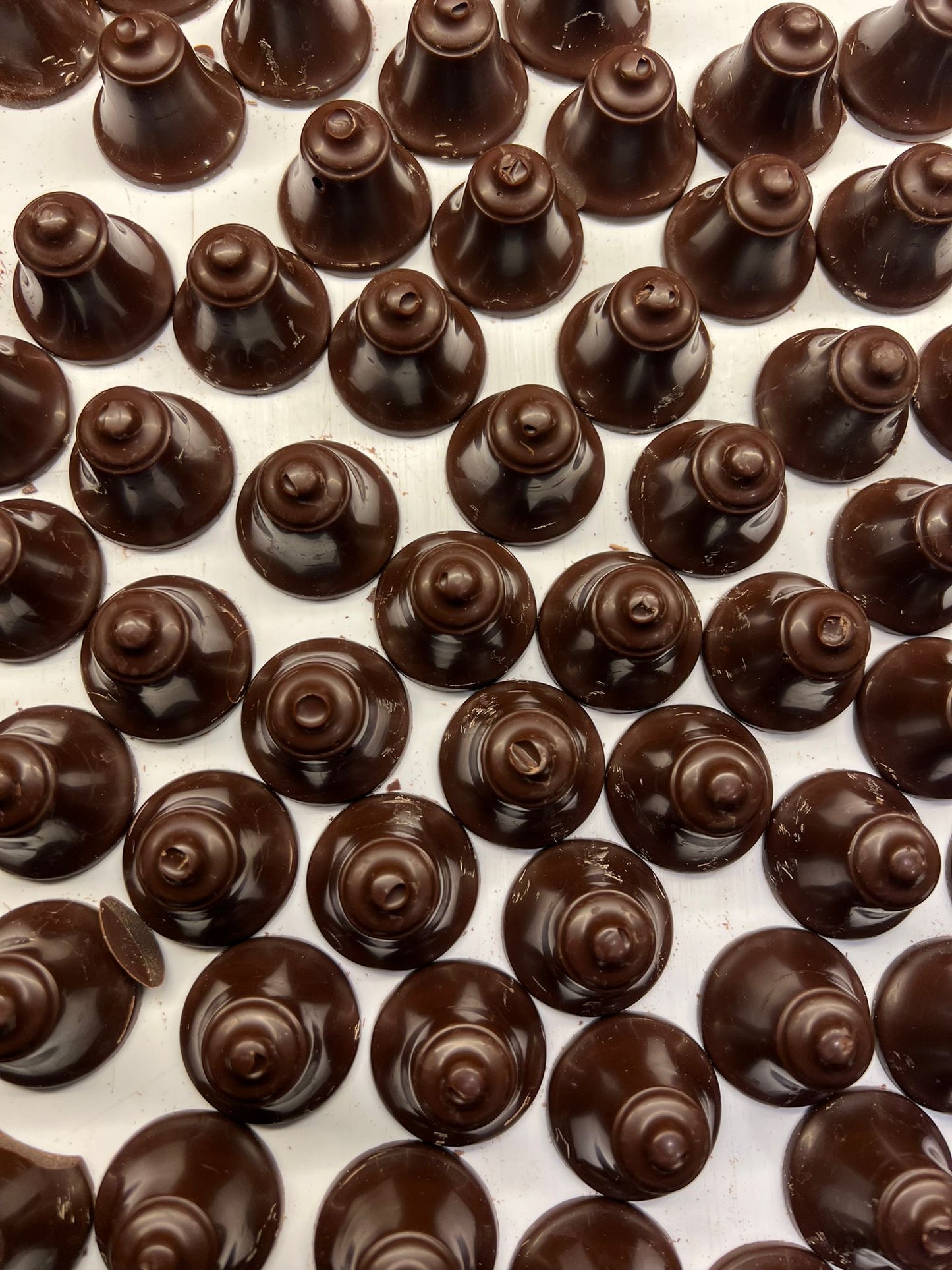 Kerstklokjes van pure chocolade met slagroomvulling, ambachtelijk gemaakt en luxe afgewerkt
