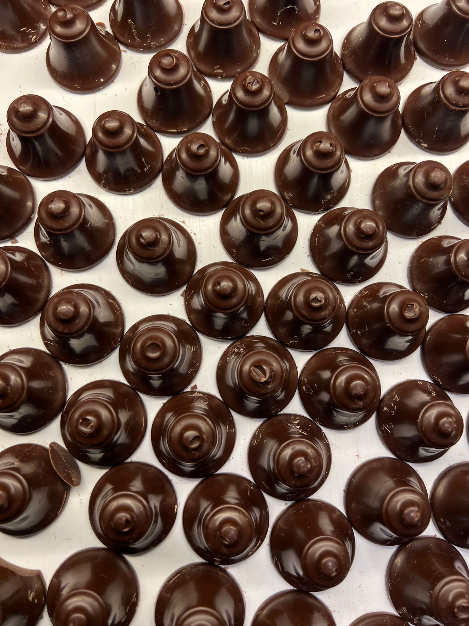 Kerstklokjes van pure chocolade met slagroomvulling, ambachtelijk gemaakt en luxe afgewerkt
