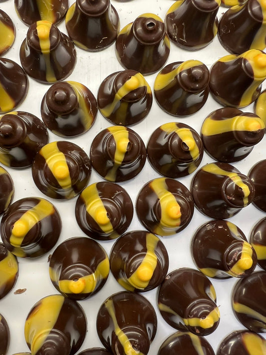 Kerstklokjes van pure chocolade met romige advocaatvulling, ambachtelijk gemaakt en gedecoreerd met geel puntje
