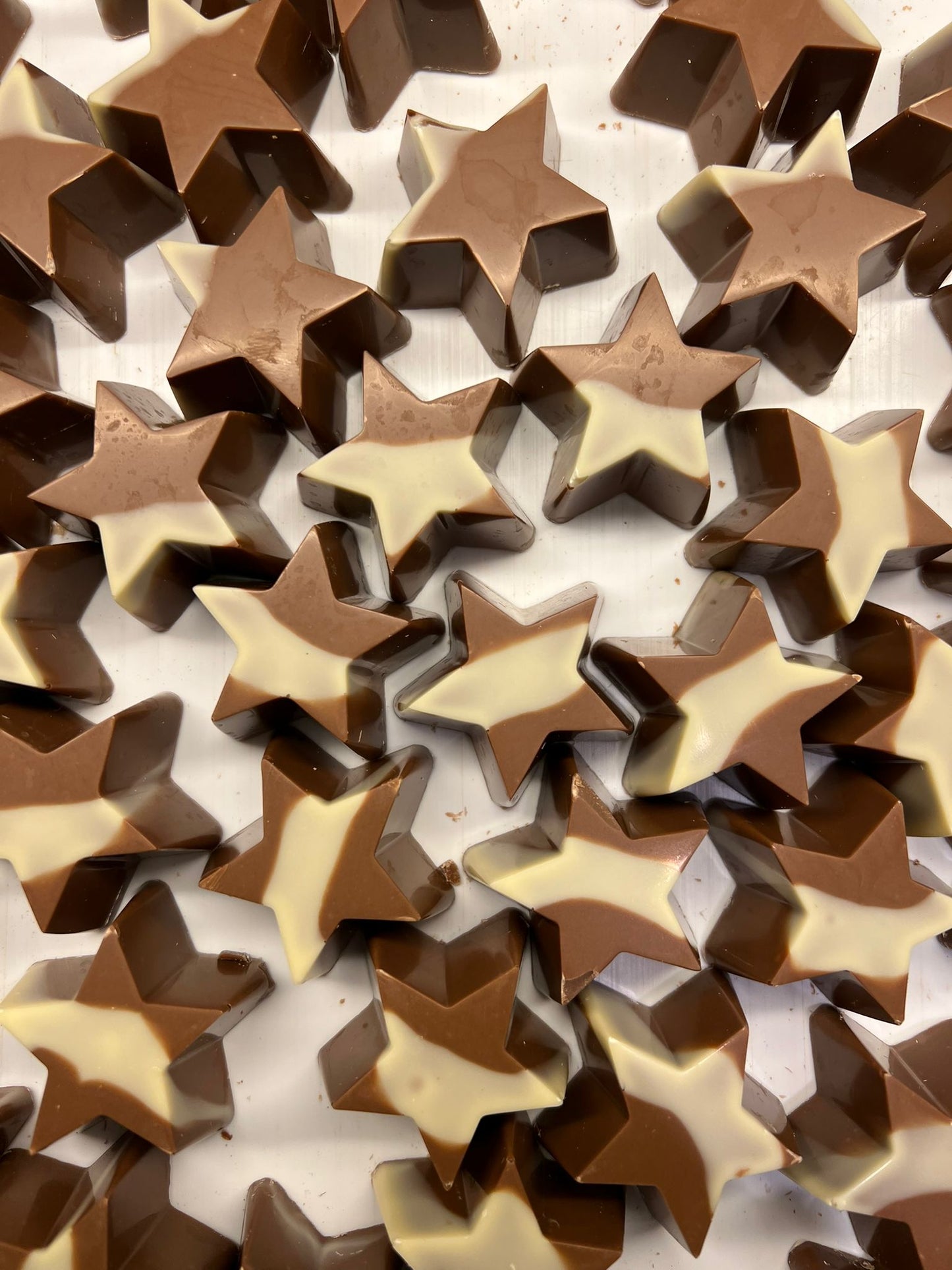 Kerststerren van melkchocolade met witte chocolade accenten, 22 gram per stuk, feestelijke chocoladesnack
