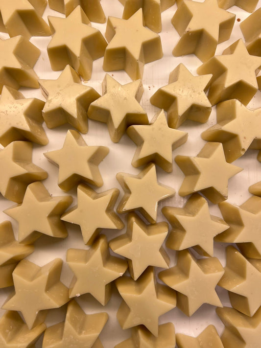 Kerststerren van witte chocolade met romige vulling, feestelijke chocoladesterren perfect voor de kerstdagen
