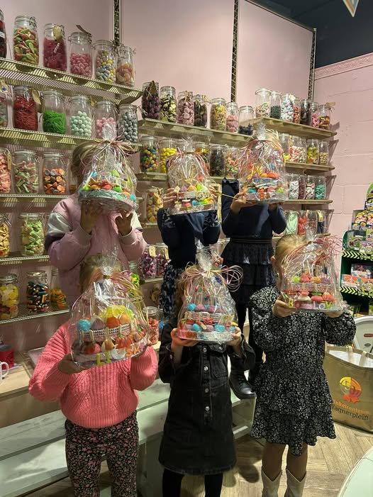 Snoeptaart maken als kinderfeestje activiteit creatief feest met snoep