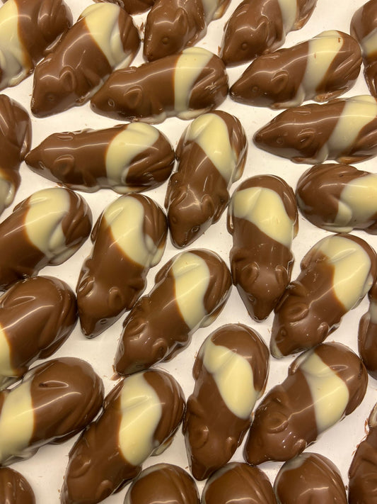 Melkchocolade slagroommuizen met luchtige romige vulling