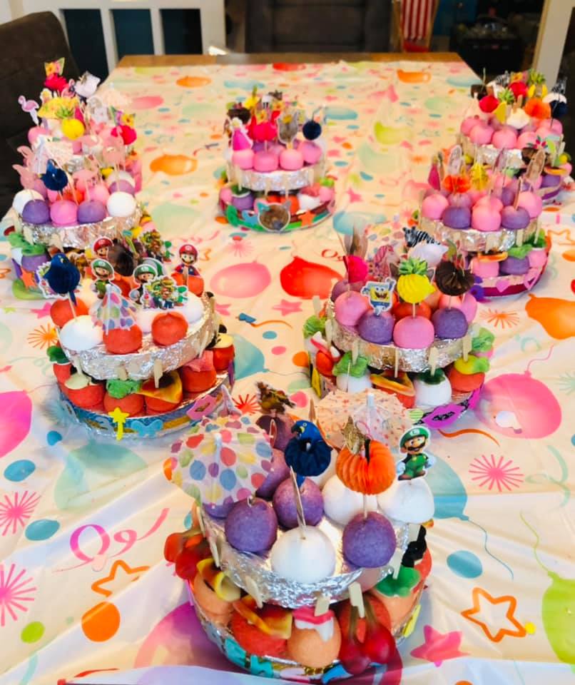 Trotse resultaten kinderfeestje snoeptaart maken kleurrijke snoeptaarten 