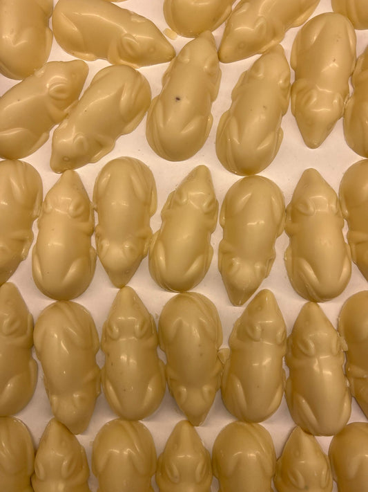 Witte slagroommuizen van witte chocolade met romige vulling