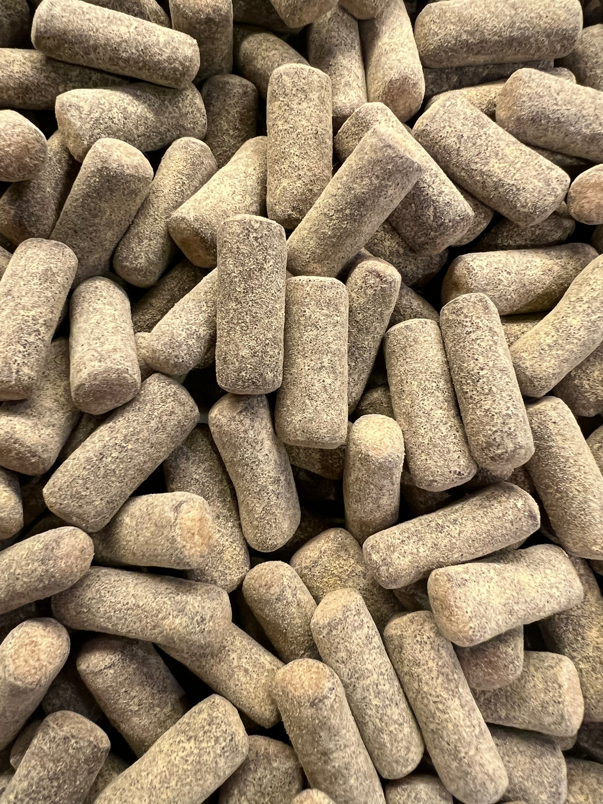 Zoethout drop van Meenk - korte staafjes met volle zoethoutsmaak en salmiakvulling, omhuld met droppoeder
